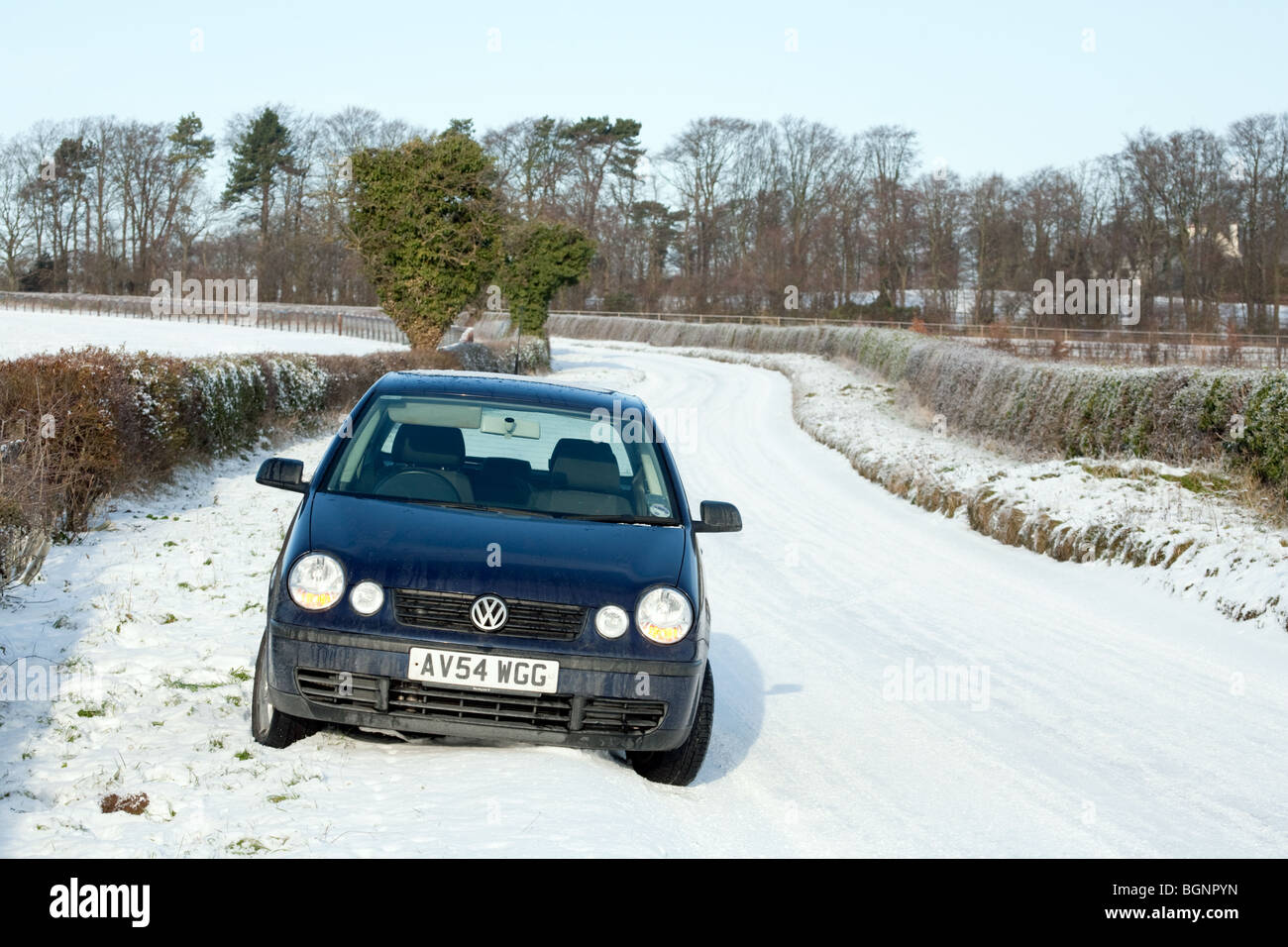 Ein Auto geparkt am Rande einer Schnee bedeckten Straße, Newmarket Suffolk, UK Stockfoto