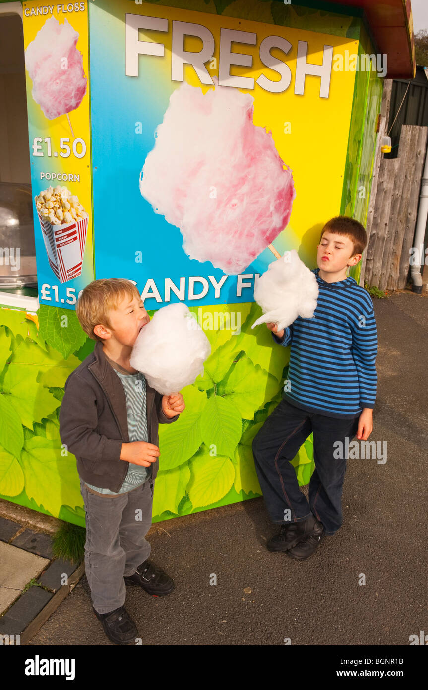 Ein MODEL Release Bild von 2 jungen essen Zuckerwatte im Vereinigten Königreich Stockfoto