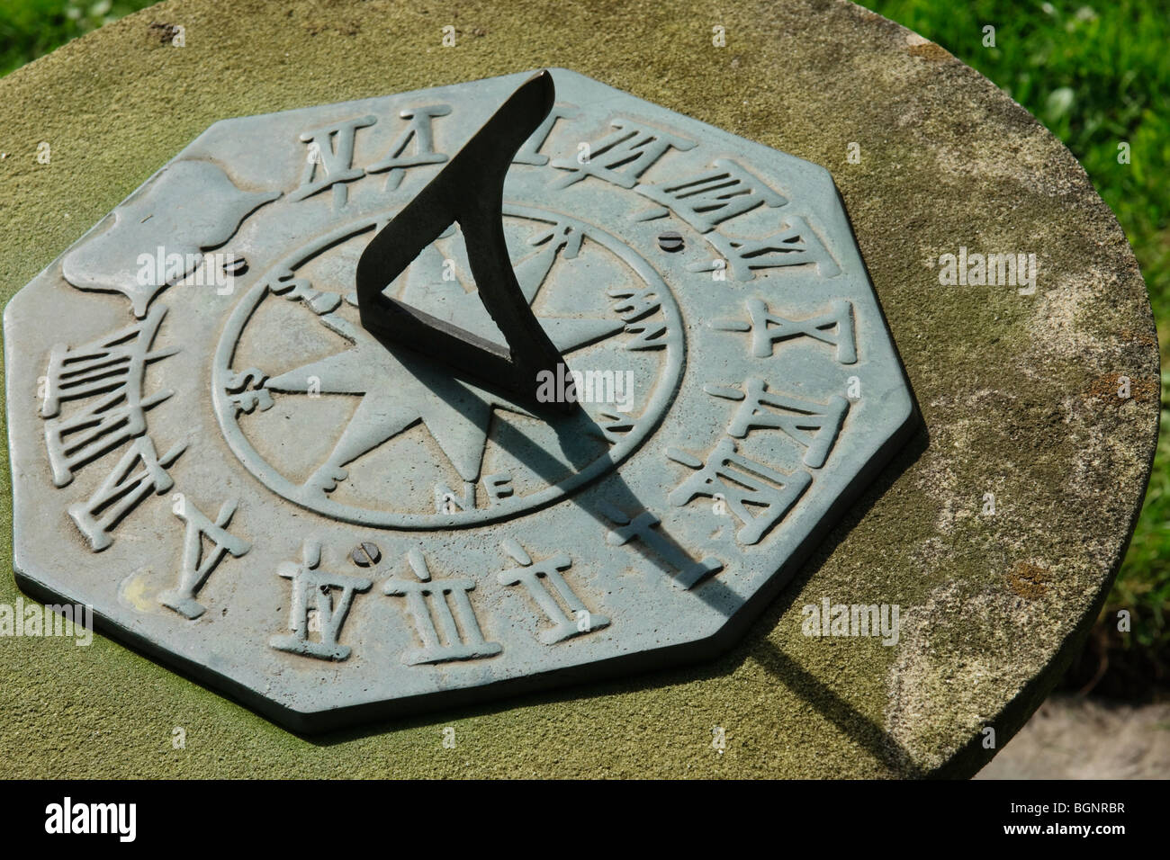 Garten Sonnenuhr im Sonnenschein Stockfoto