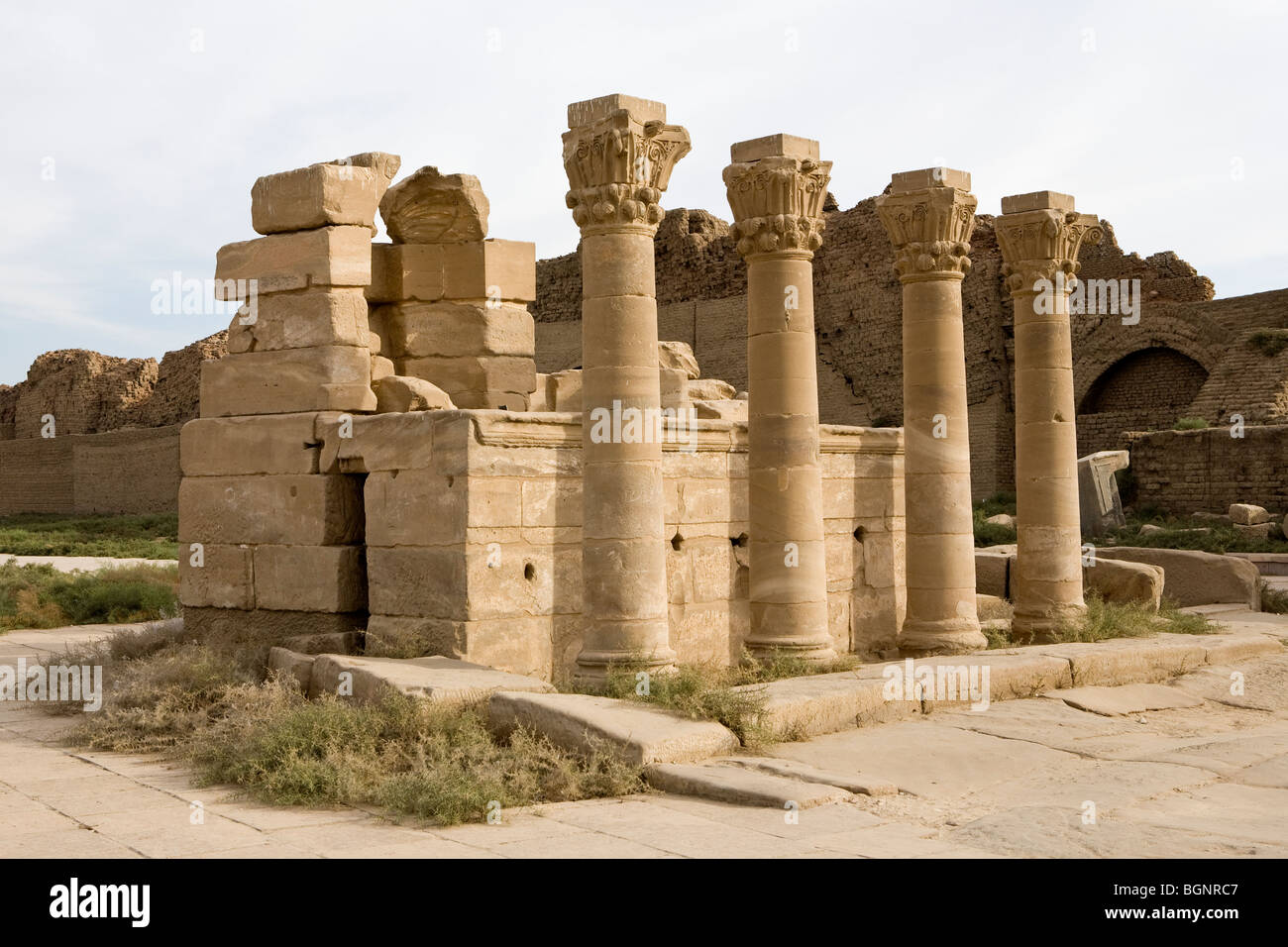 Kleine Tempel Ouside die Außenwände des ptolemäischen Tempels von Dendera, nördlich von Luxor, Nil Senke, Ägypten Stockfoto