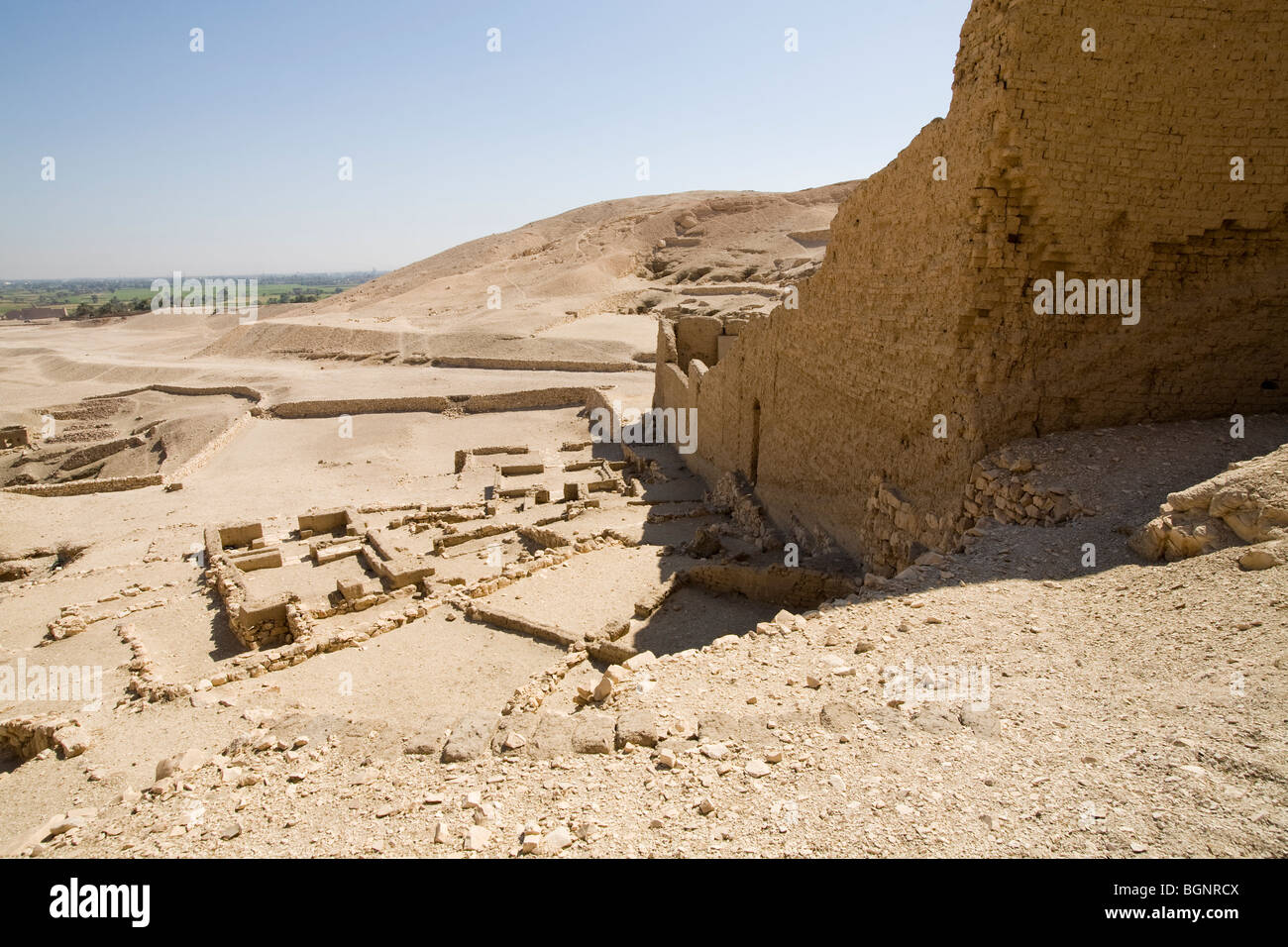 Wände von der ptolemäischen Tempel in Deir el-Medina, Arbeiter Dorf in der Nähe von Tal der Könige, Westufer des Nil, Luxor, Ägypten Stockfoto