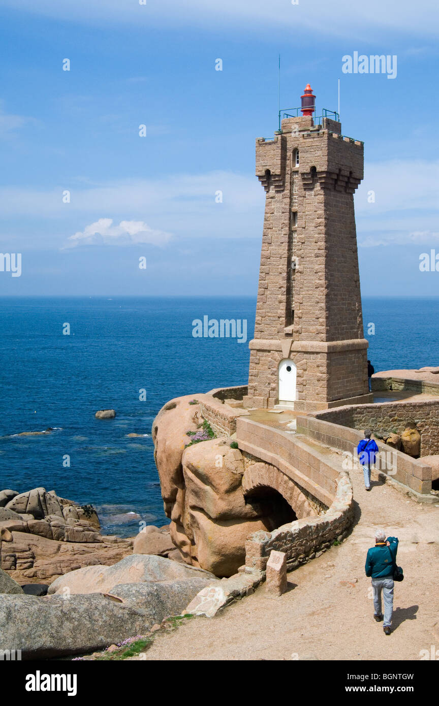 Die Pors Kamor Leuchtturm entlang der Côte de Granit rose / rosa Granit Küste bei Ploumanac'h, Côtes-d ' Armor, Bretagne, Frankreich Stockfoto