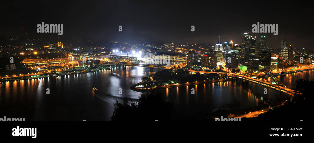 Stadt Pittsburgh in der Nacht mit Stadion leuchtet auf Stockfoto
