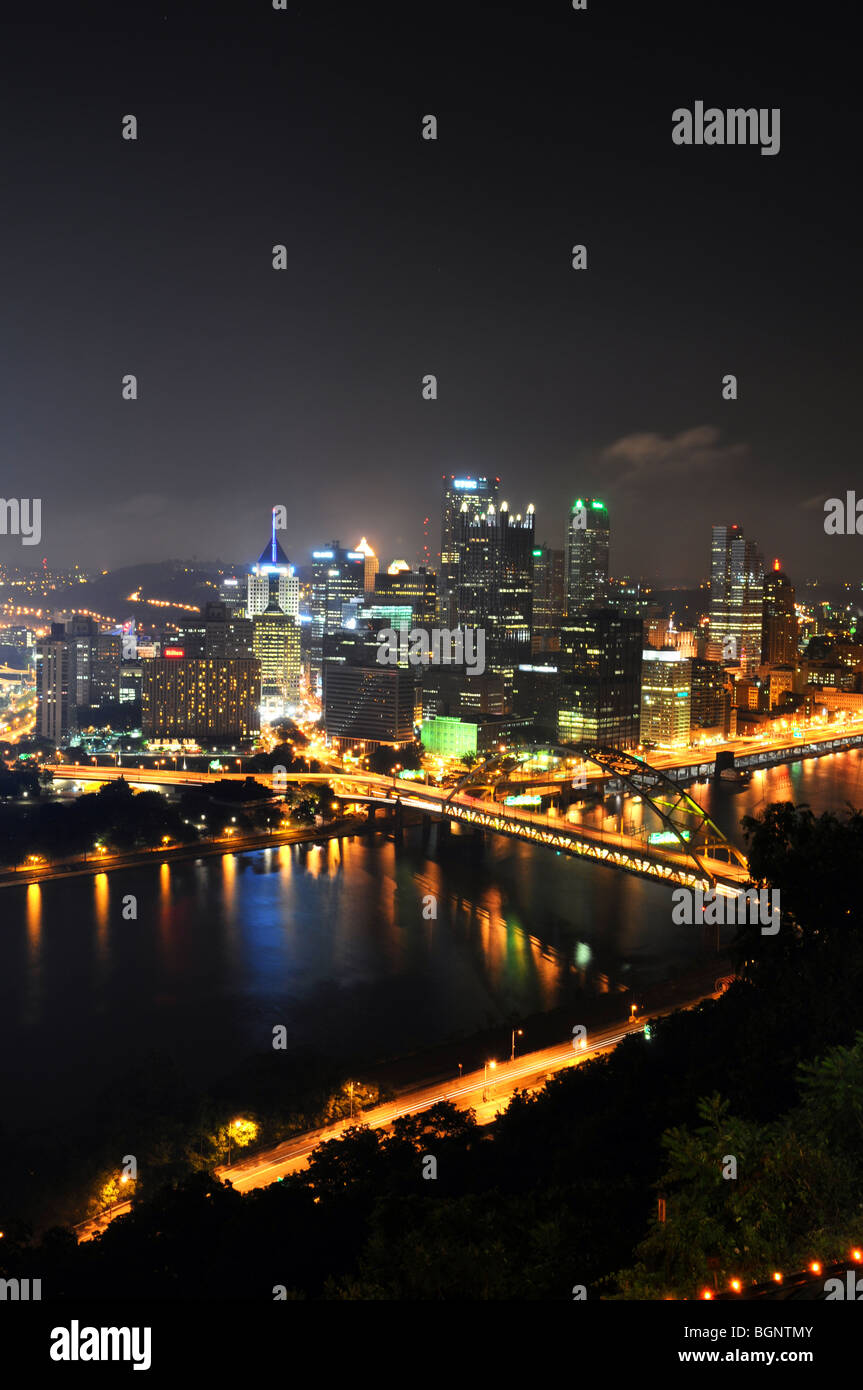 Pittsburgh Skyline bei Nacht im Hochformat Stockfoto
