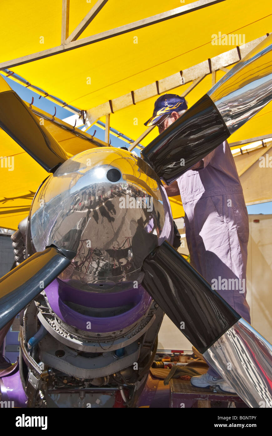 Nevada Reno Air Races p-51 Mustang Flugzeug Rennmechaniker in Gruben auf 12 Zylinder Rolls - Royce Motor Stockfoto