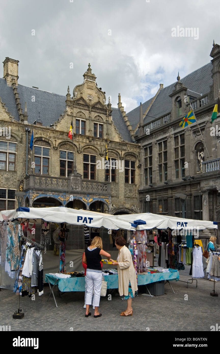 Standbesitzer am zentralen Marktplatz, Veurne/Furnes, Westflandern, Belgien Stockfoto