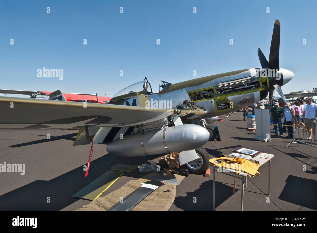 Nevada Reno Air Races P - 51D Mustang anzeigen Flugzeug WW2 Bekleidung am Flügel Stockfoto