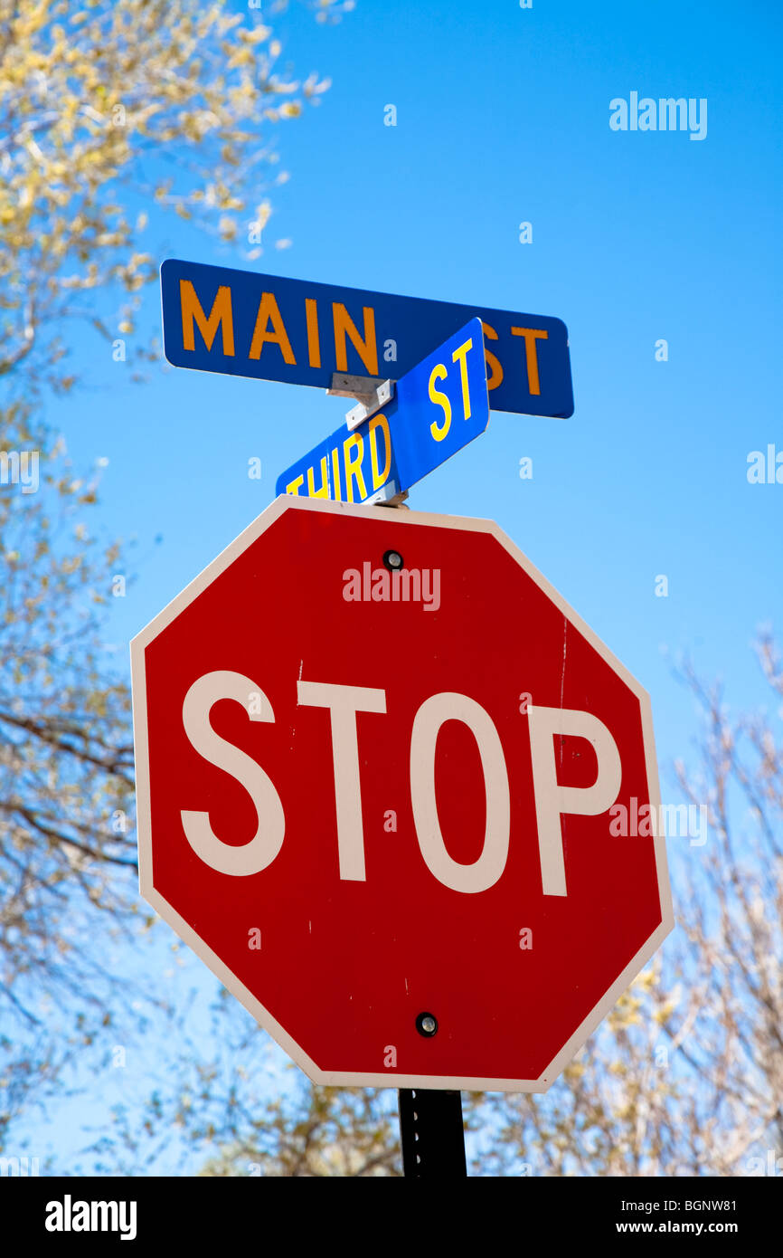 Rot und weiß Stoppschild auf überqueren Straßen, zeigt Hauptstraße, Cerrillos auf dem Türkis-Trail, Cerrillos, New Mexico, USA Stockfoto