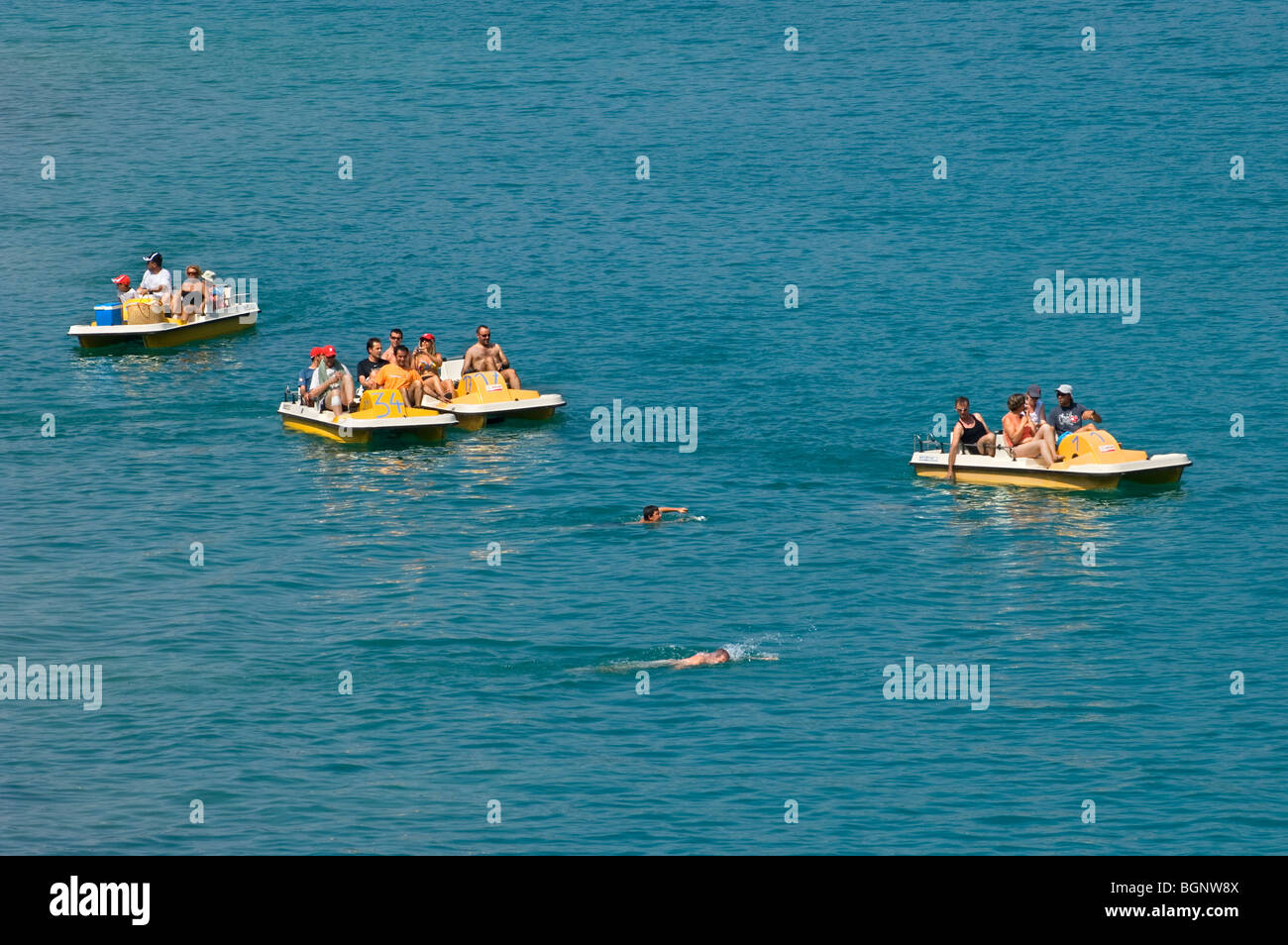 Schwimmer und Touristen auf Tretboote im Sommer, Frankreich Stockfoto