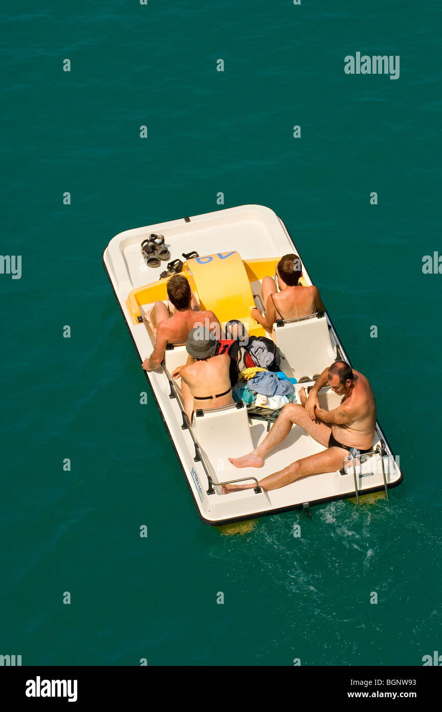 Touristen auf Tretboote am See im Sommer, Frankreich Stockfoto