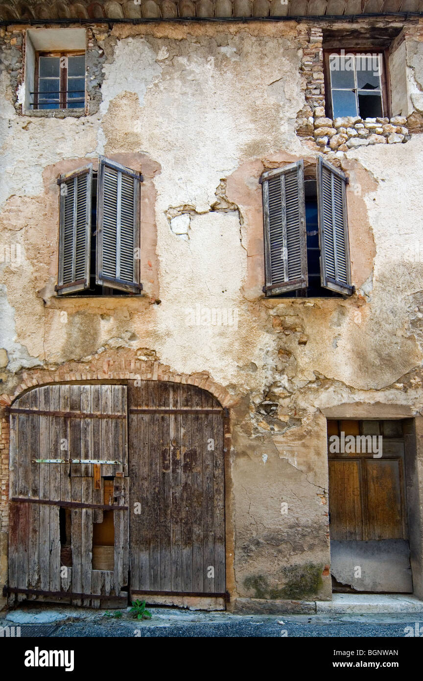 Alten Hausfassade mit hölzernen Sonnenrollos / Louvre Bretter des traditionellen Hauses, Aiguines, Provence-Alpes-Côte d ' Azur, Var, Frankreich Stockfoto