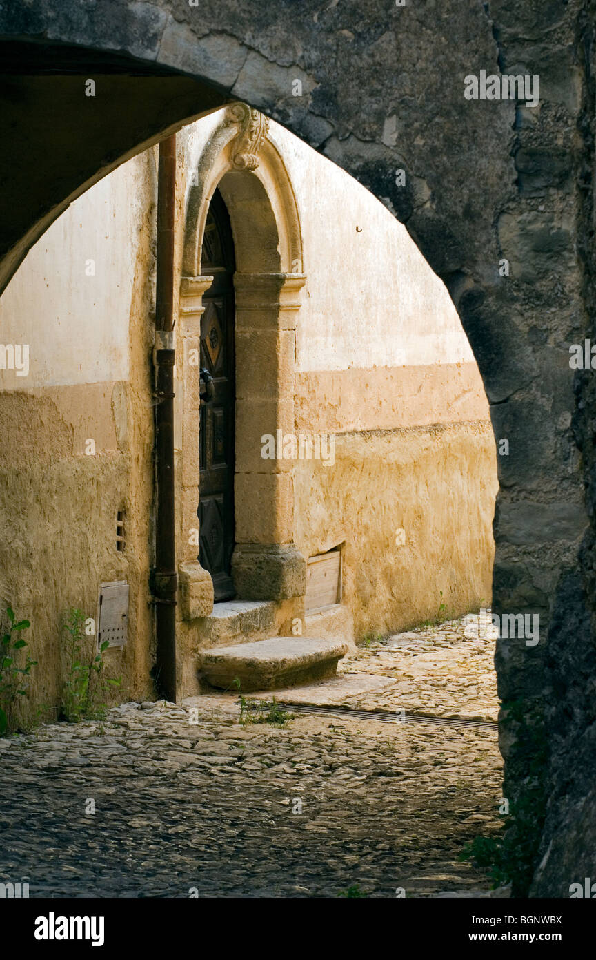 Alte Holztür in Gasse des mittelalterlichen Dorfes Banon, Alpes-de-Haute-Provence, Provence, Frankreich Stockfoto