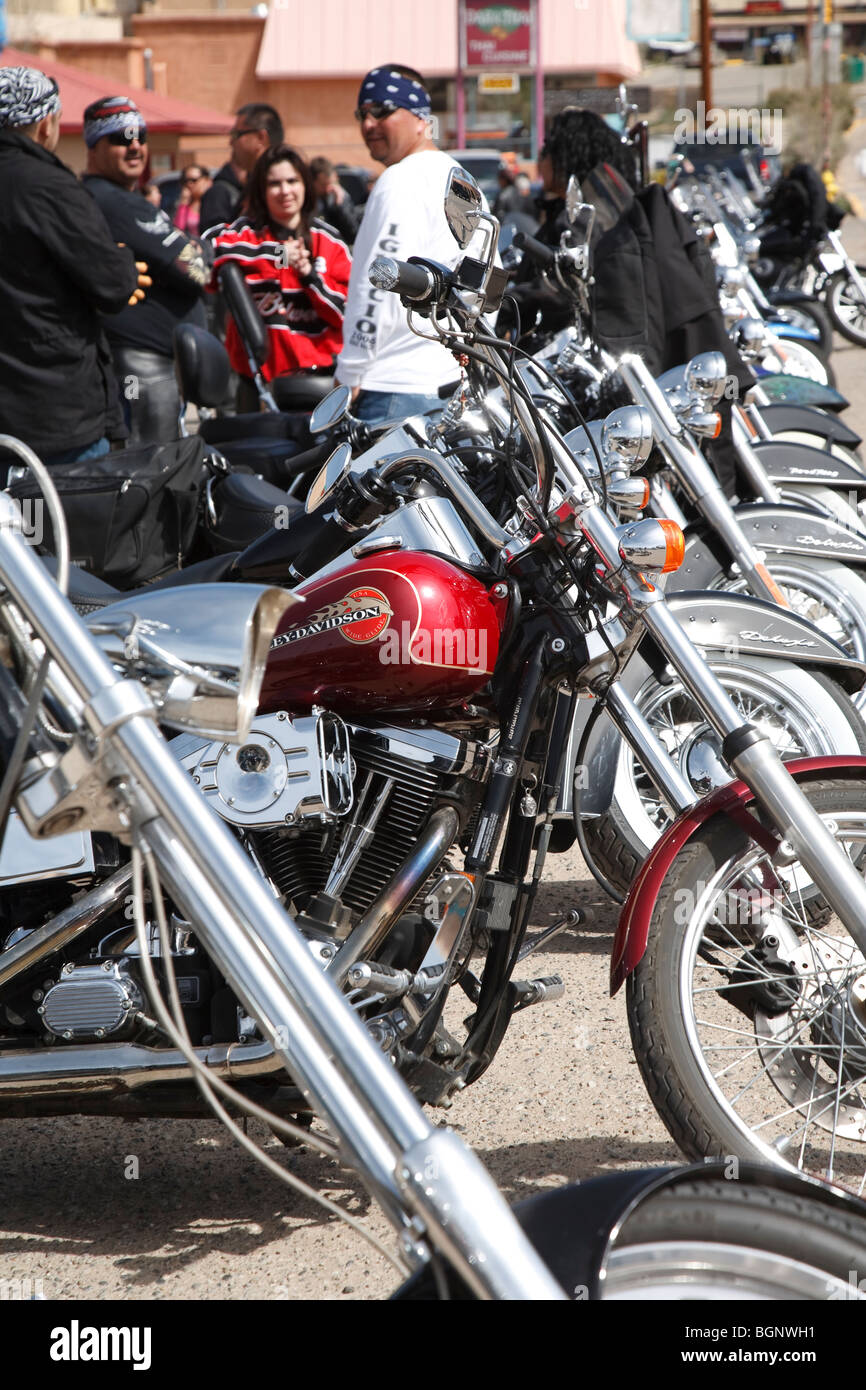 Reihe von Motorrad und Biker sammeln Paseo Del Pueblo Sur Taos, New Mexico. USA Stockfoto