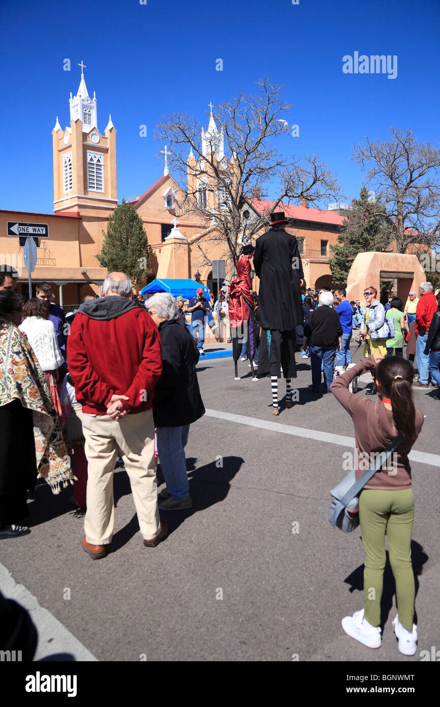 Touristen vor San Felipe de Neri Church Old Town Plaza Albuquerque New Mexico USA Stockfoto