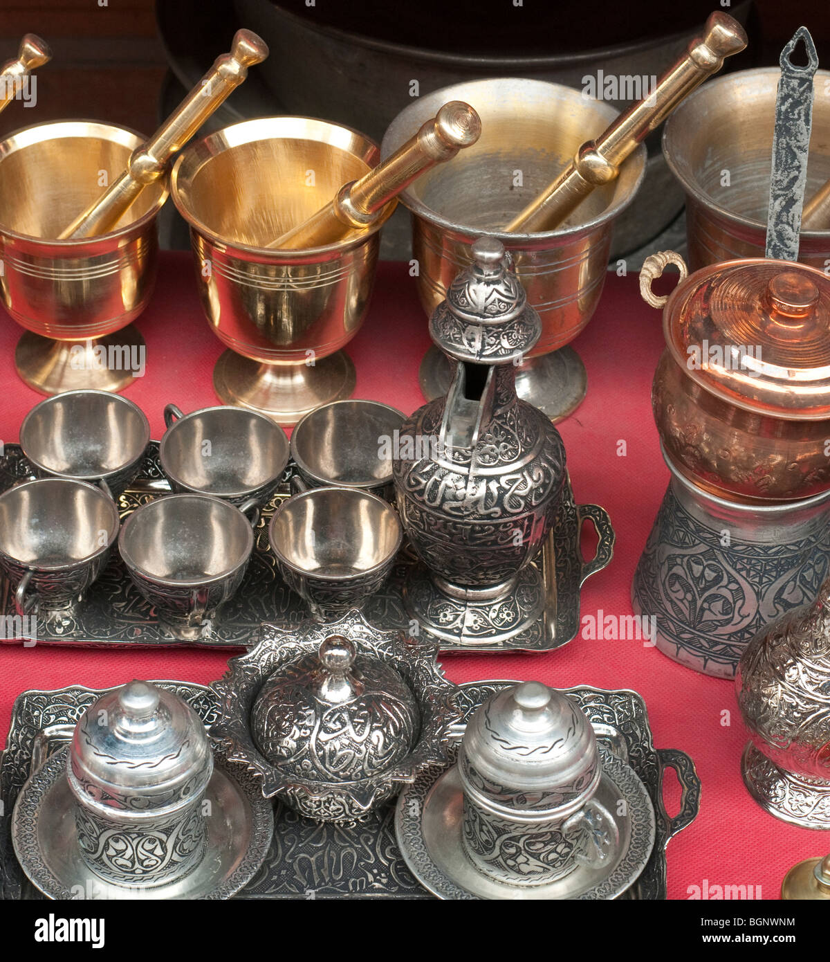 Traditionellen türkischen Kaffee-Sets inkl. Cup und Untertassen mit Deckeln, den Kupfermarkt Gaziantep-Türkei Stockfoto