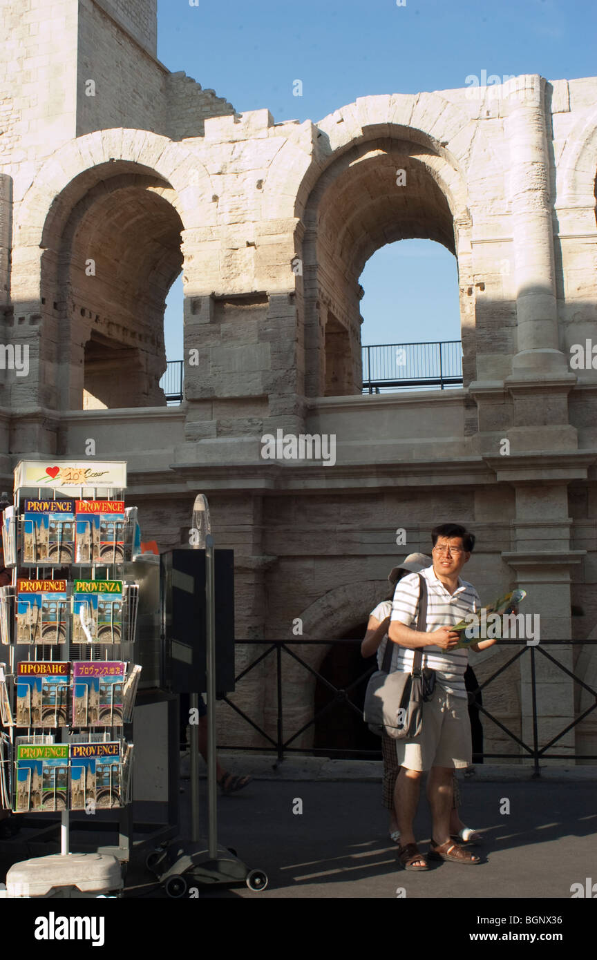 Arles, Frankreich, Asian man, Tourist, Besucherarena im Stadtzentrum, Souvenirstand auf der Straße, Front of Historic Arena Monument Stockfoto