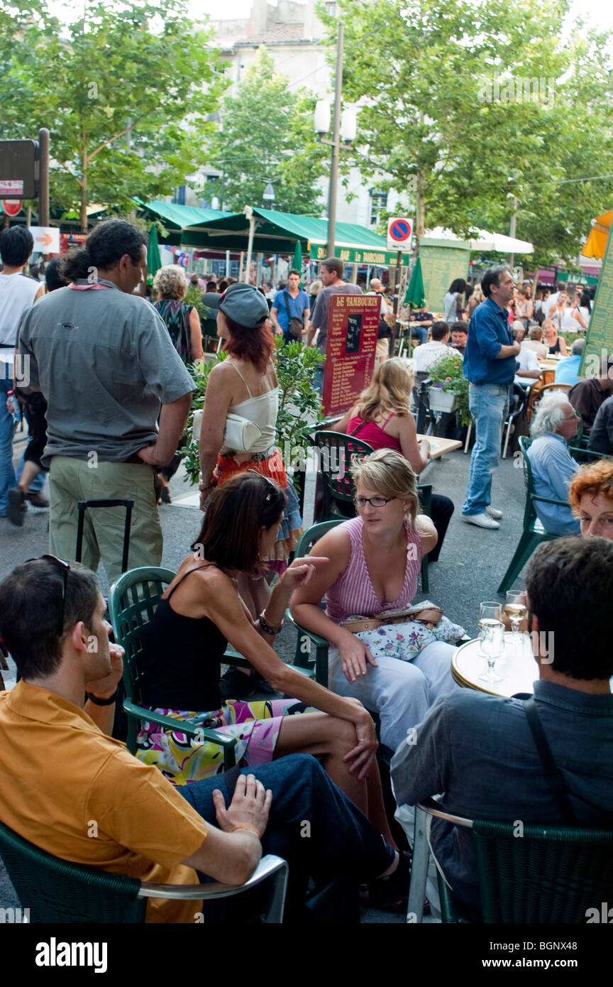 Arles, Frankreich, große Menschenmengen, die Getränke auf der Terrasse des French Bar Cafe in Center City teilen, Street Terrace, Junge Erwachsene im Urlaub Stockfoto