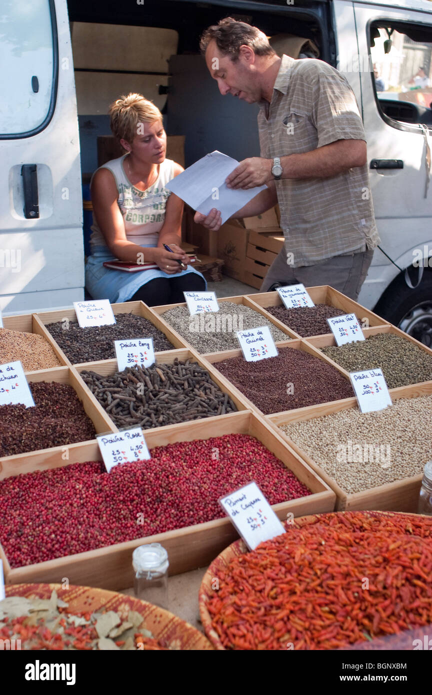 Arles, Frankreich - Frau, Sekretärin, Außendienst, Öffentlicher Markt, Provincial Gewürze zum Verkauf, Lebensmittelpreise, Marktstand farbenfroher lokaler Straßenhändler, arles Market provence Stockfoto