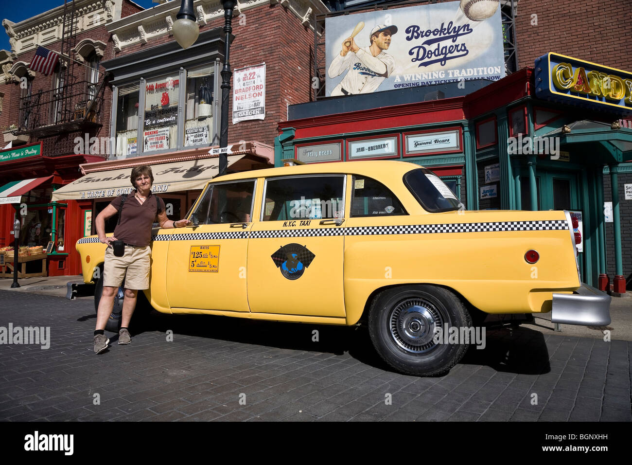 Tourist durch ein gelbes Taxi in Brooklyn Straßenszene, Universal Studios Hollywood Los Angeles Kalifornien USA Stockfoto