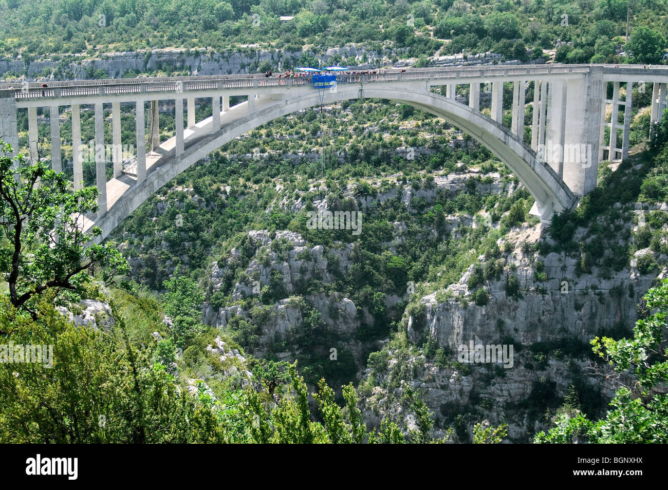 Bungee-Jumping von der Brücke Pont de l'Artuby in die Gorges du Verdon / Verdon-Schlucht, Provence Alpes-de-Haute-Provence, Frankreich Stockfoto