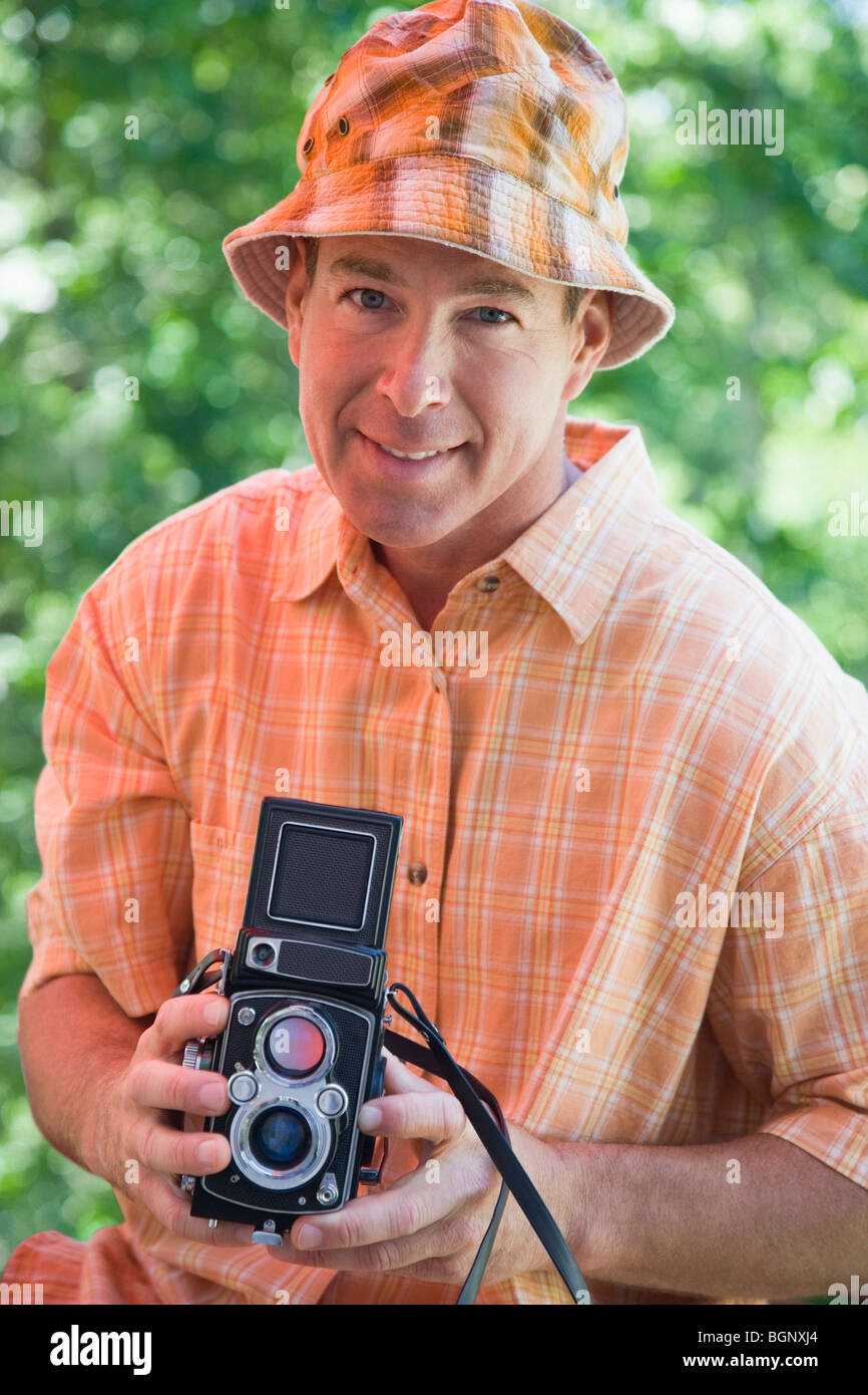 Porträt von einem reifen Mann hält eine TLR-Kamera Stockfoto