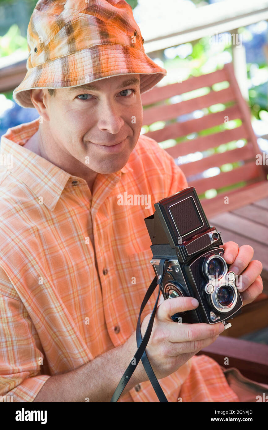 Porträt von einem reifen Mann hält eine TLR-Kamera Stockfoto