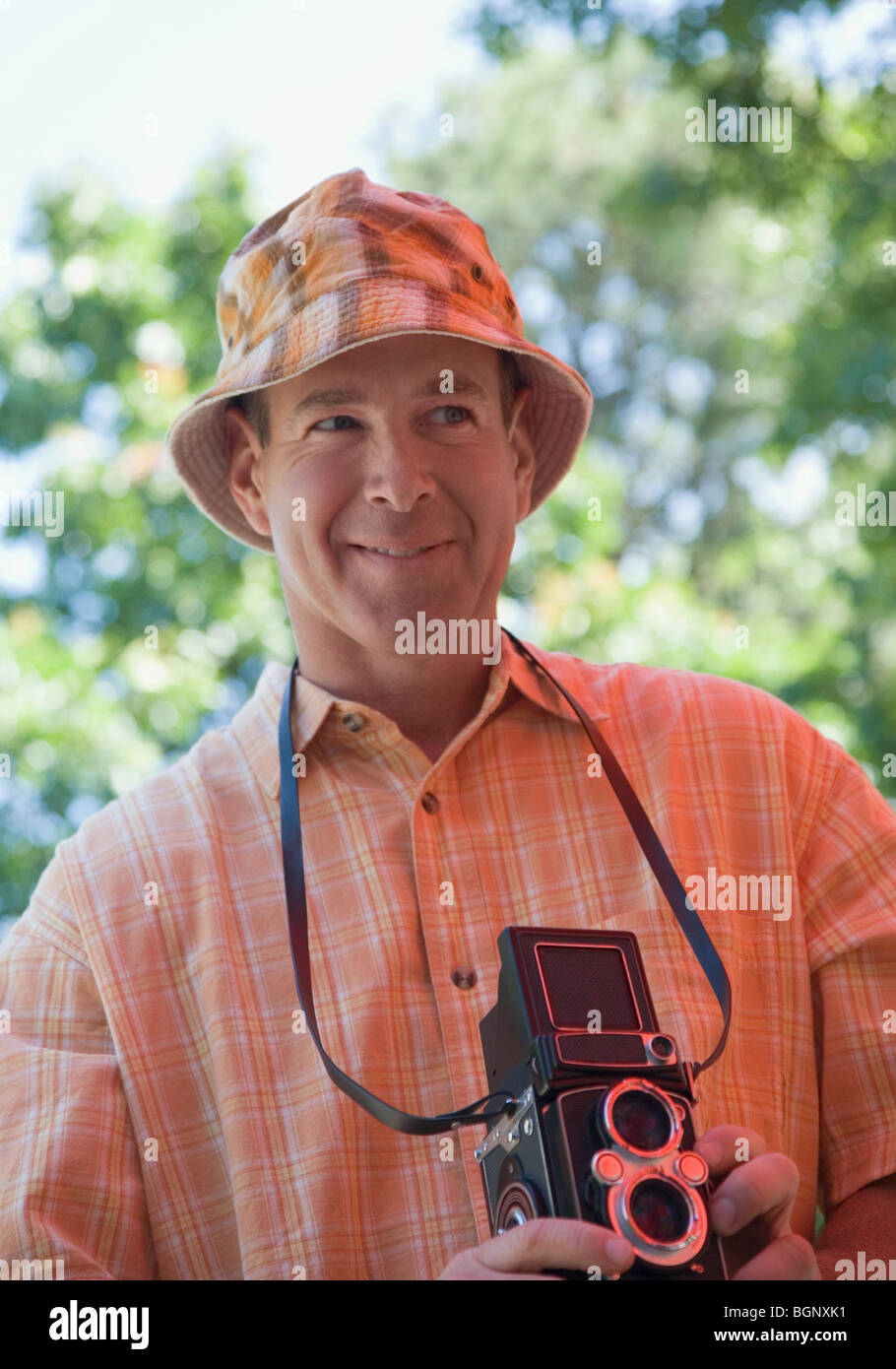 Nahaufnahme von einem reifen Mann hält eine TLR-Kamera Stockfoto