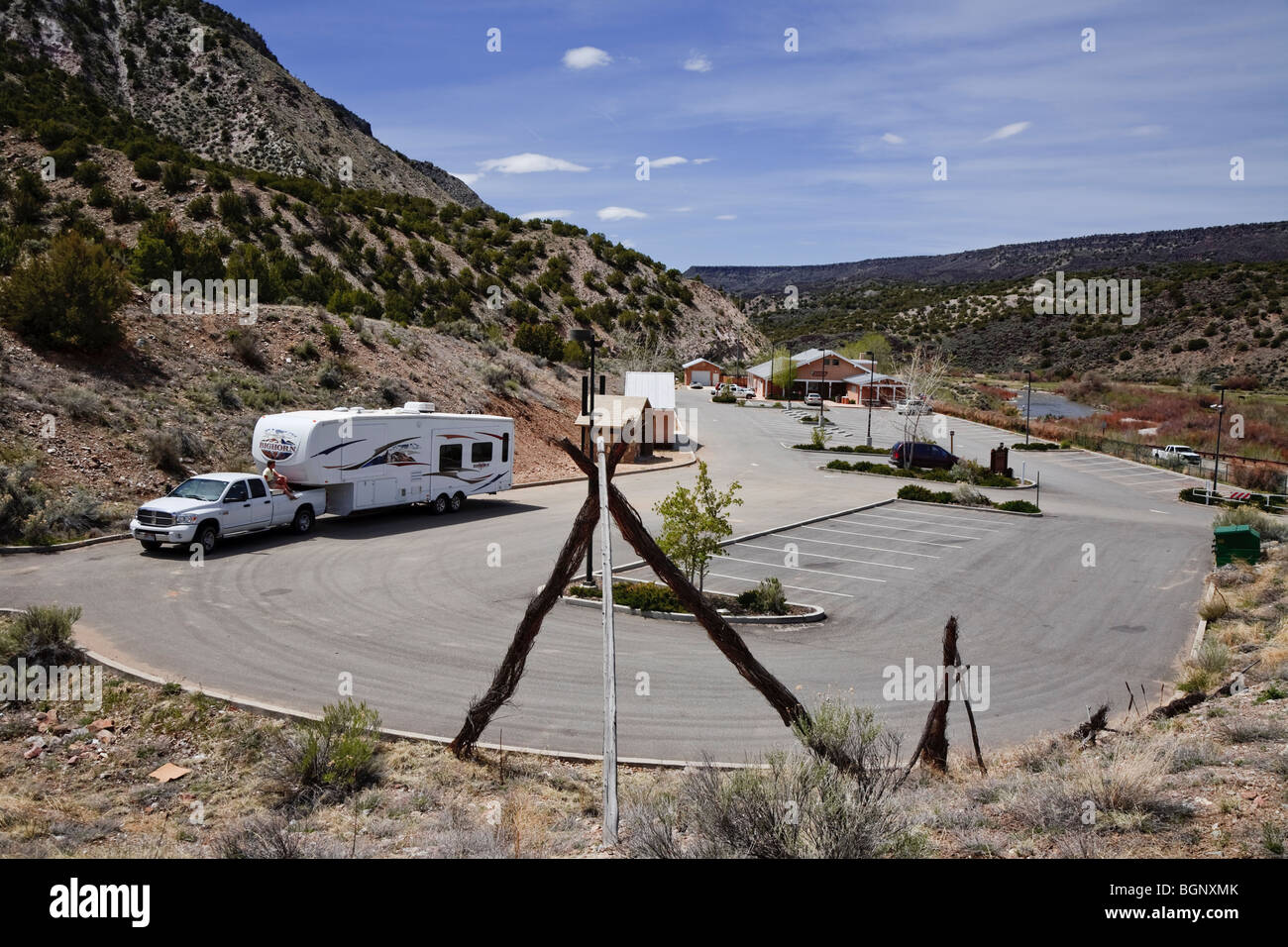 RV-Sattelkupplung geparkt in großen Rastplatz in der Nähe von Pilar am Highway 68 mit Blick auf Rio Grande River, Taos, New Mexico, USA Stockfoto