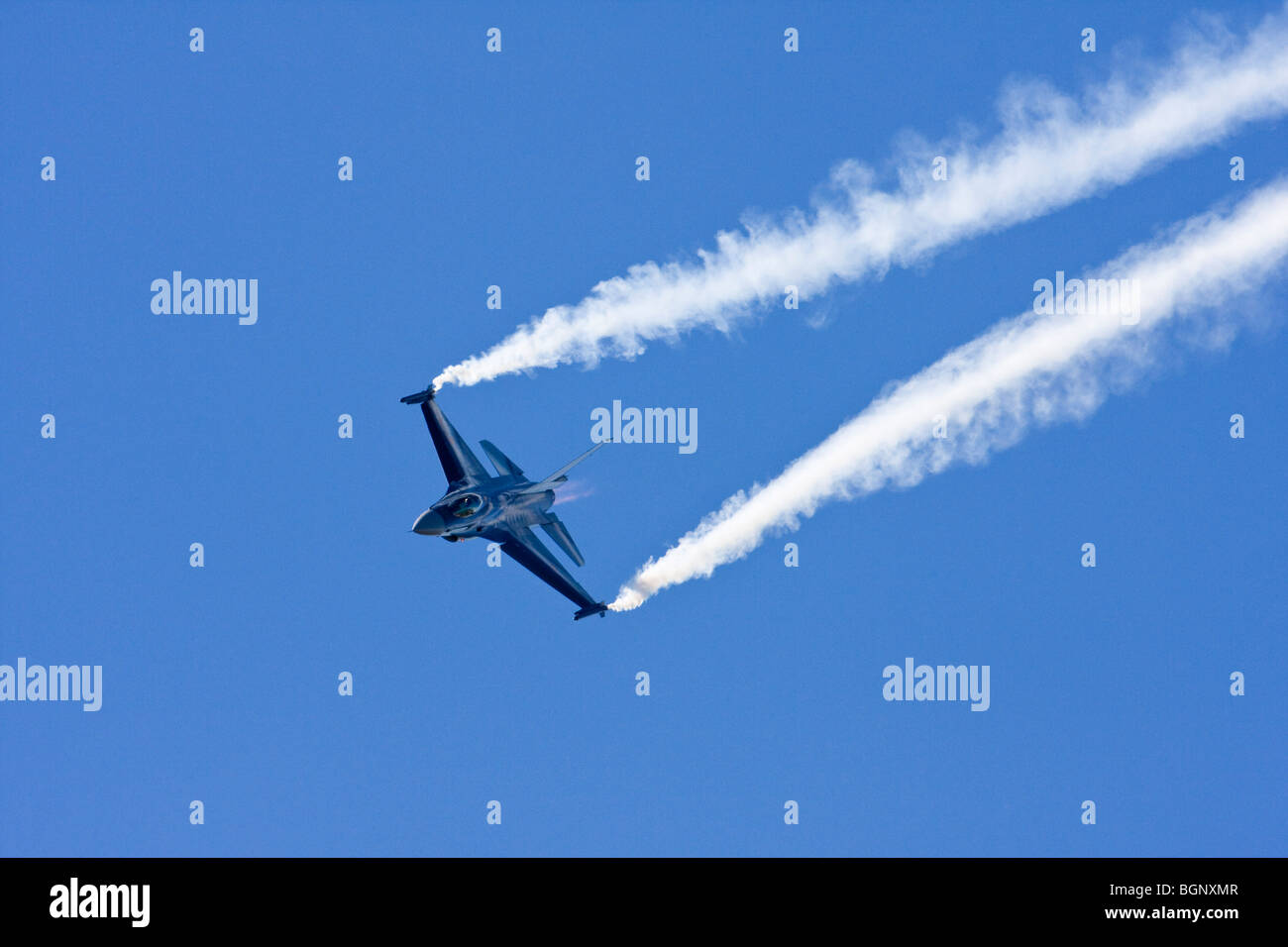 Belgische Luftwaffe f-16 in high-Speed-Tauchgang am RAF Leuchars Airshow 2009, Fife, Schottland Stockfoto