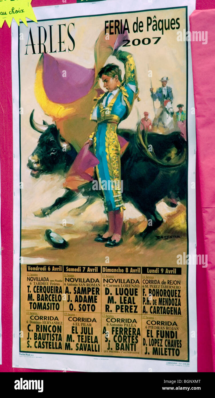 Arles, Frankreich - Feria Bullfighting Festival. Corrida Poster zum Verkauf in der Nähe der Stierkampfarena, Arena, Vintage Poster, Französische Werbung, frankreich Reiseposter Stockfoto