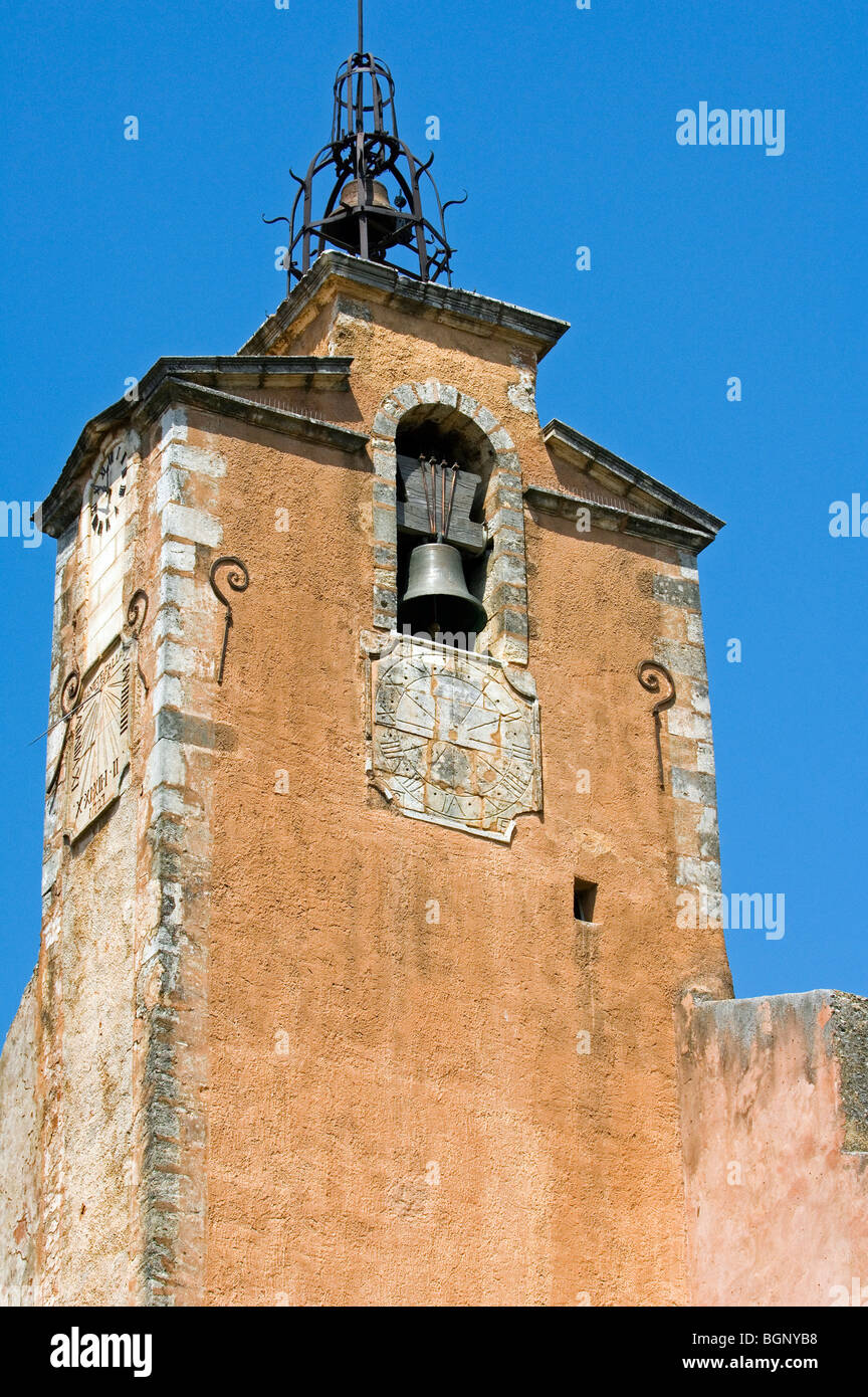 Glockenturm mit Sonnenuhr im Roussillon, Provence, Vaucluse, Provence-Alpes-Côte d ' Azur, Frankreich Stockfoto