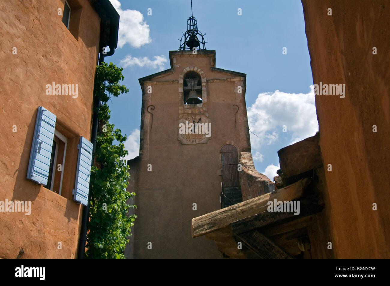 Glockenturm mit Sonnenuhr im Roussillon, Provence, Vaucluse, Provence-Alpes-Côte d ' Azur, Frankreich Stockfoto