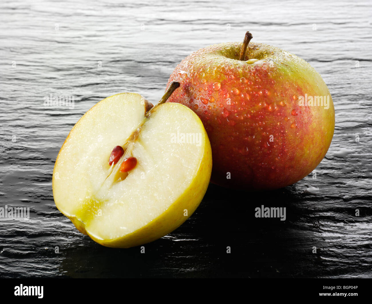 ganze und geschnittene frische Cox Apfel Stockfoto