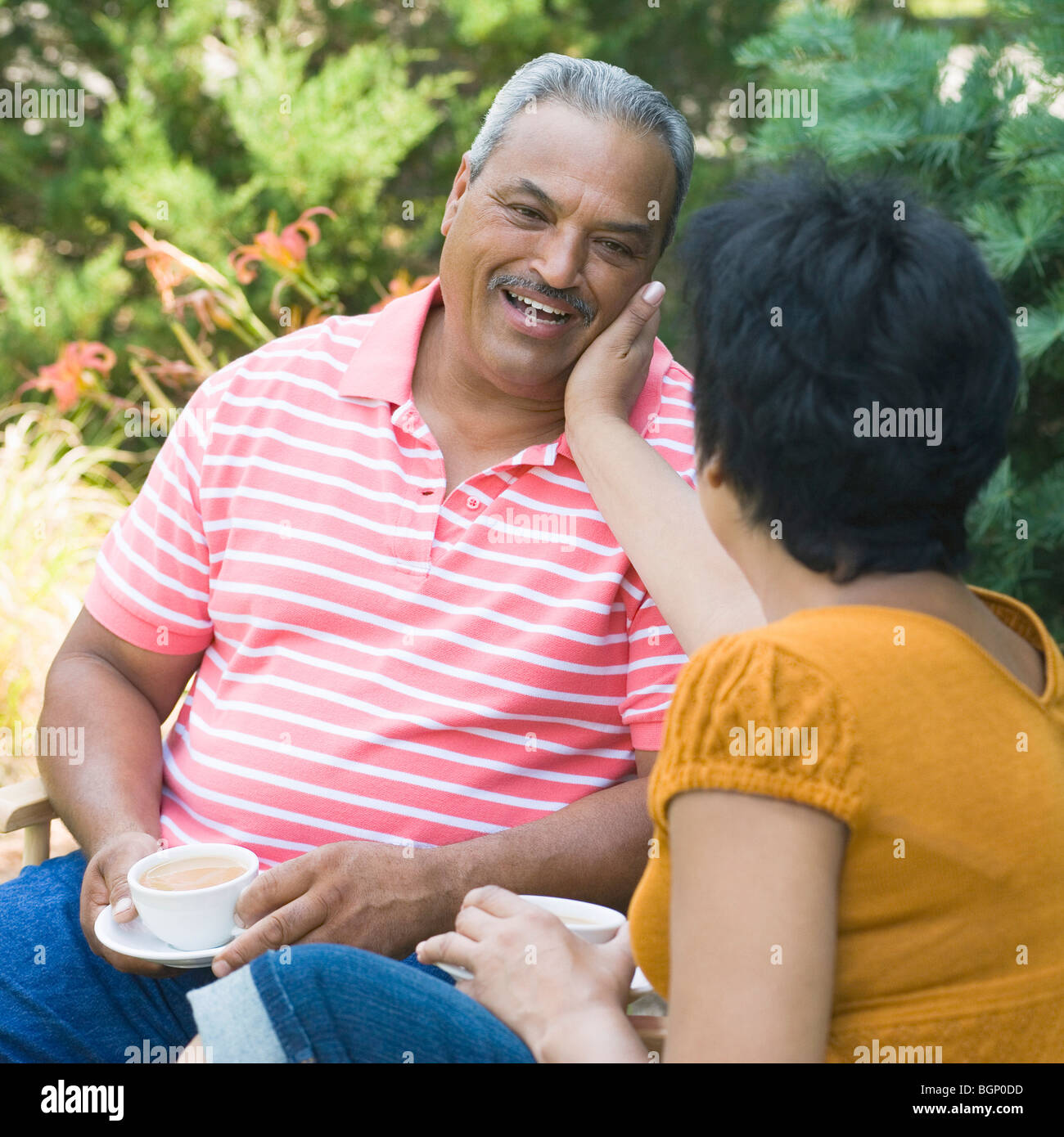 Seitenansicht einer reifen Frau berühren die Wange eines älteren Mannes Stockfoto