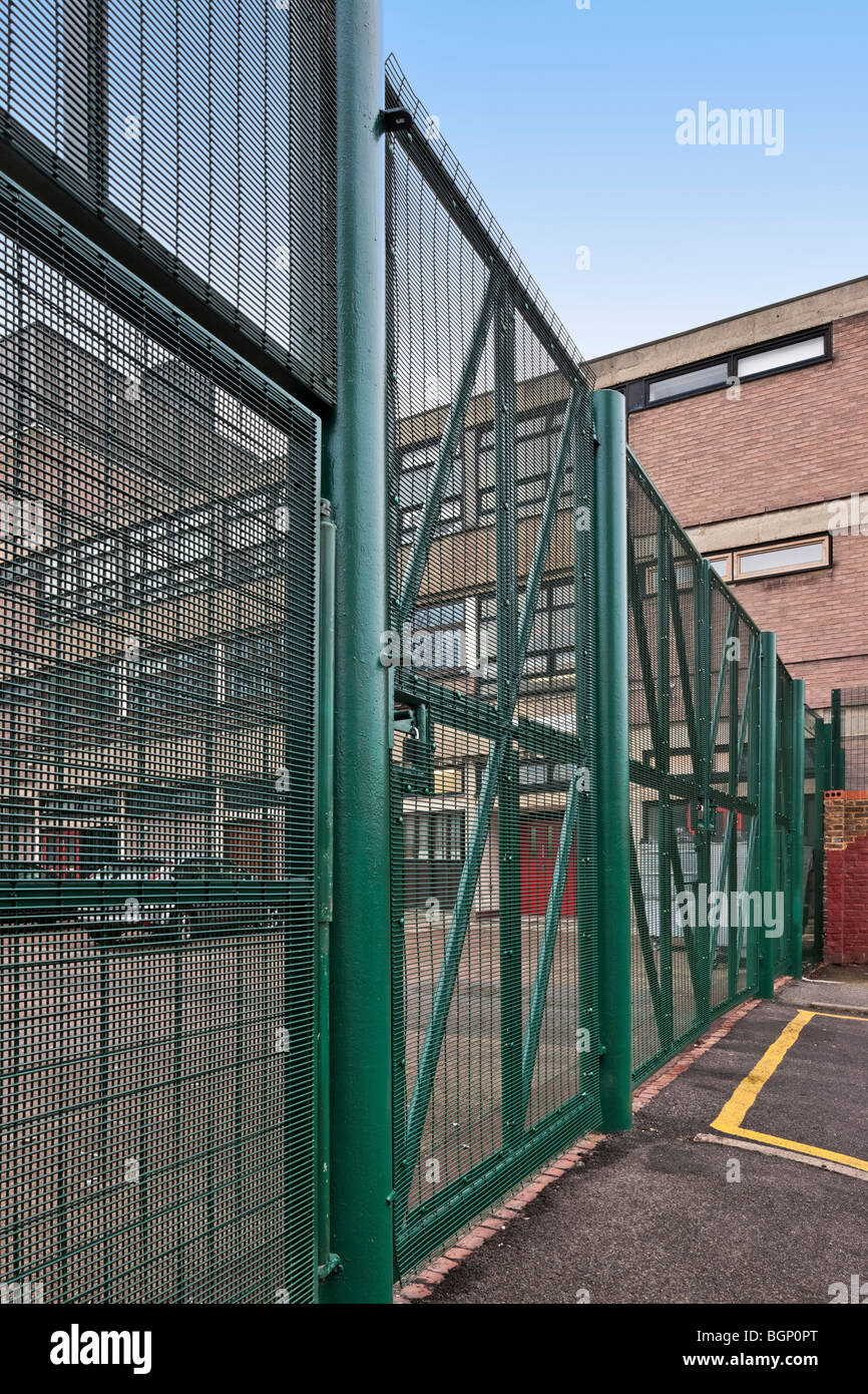 Hohen Sicherheitszaun Langdon Park School in Tower Hamlets, London. Stockfoto