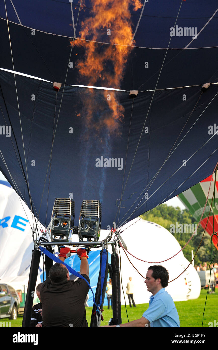 Ballonfahrer Pilot bläst heiße Luft im Ballon mit Propan-Brenner zum abheben während der Ballonfahrt treffen Stockfoto