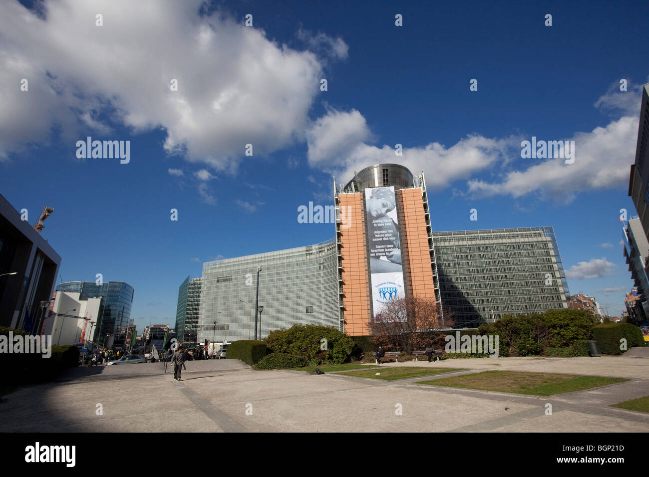 Ansicht des Berlaymont-Gebäudes, der Europäischen Kommission-Hauptquartier in Brüssel Schuman Kreisverkehr entnommen. Stockfoto