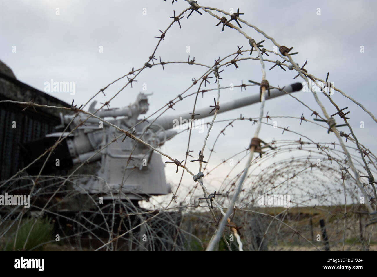 Deutschen zweiten Weltkrieg zwei Kanonen und Stacheldraht, Teil des Atlantikwalls, entlang der Küste bei Pen Hir, Bretagne, Frankreich Stockfoto