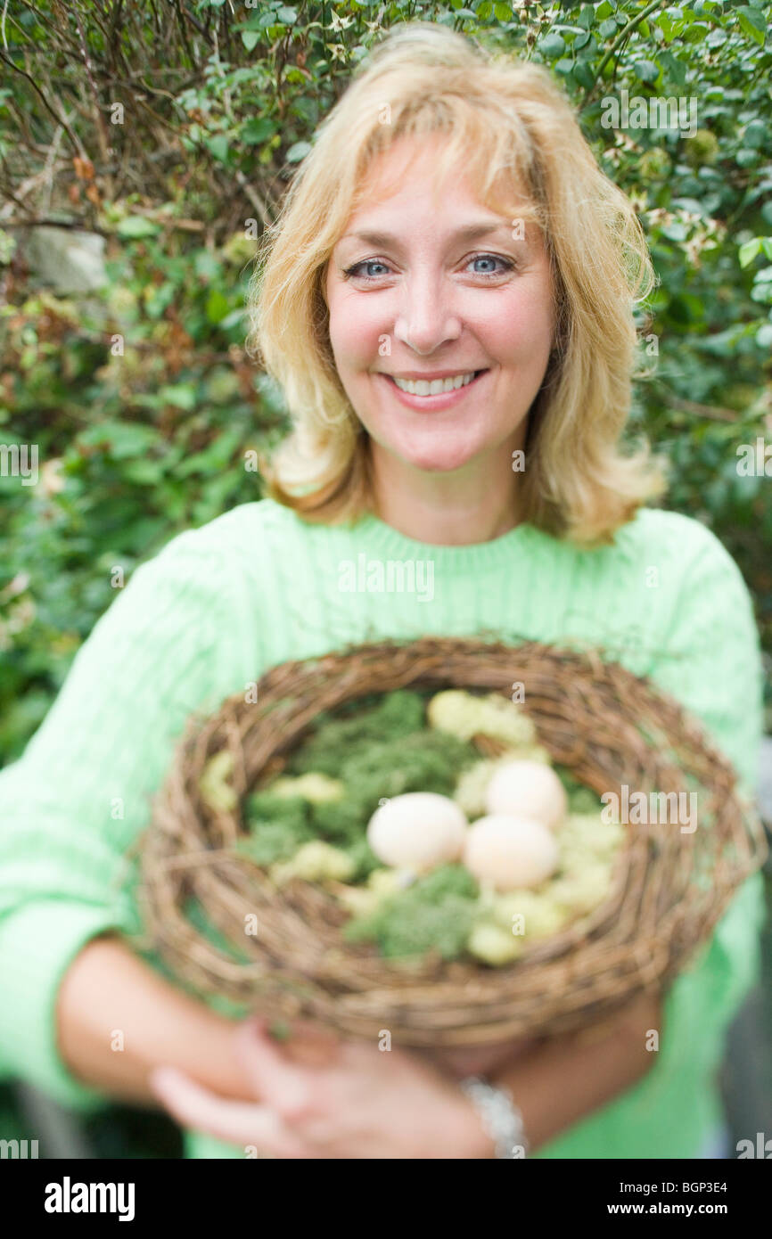 Porträt einer reifen Frau hält ein Vogelnest mit Eiern Stockfotografie -  Alamy