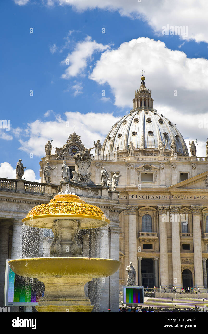 Wasser-Brunnen und der Petersdom, der Petersplatz. Vatikan. Rom Italien. Stockfoto