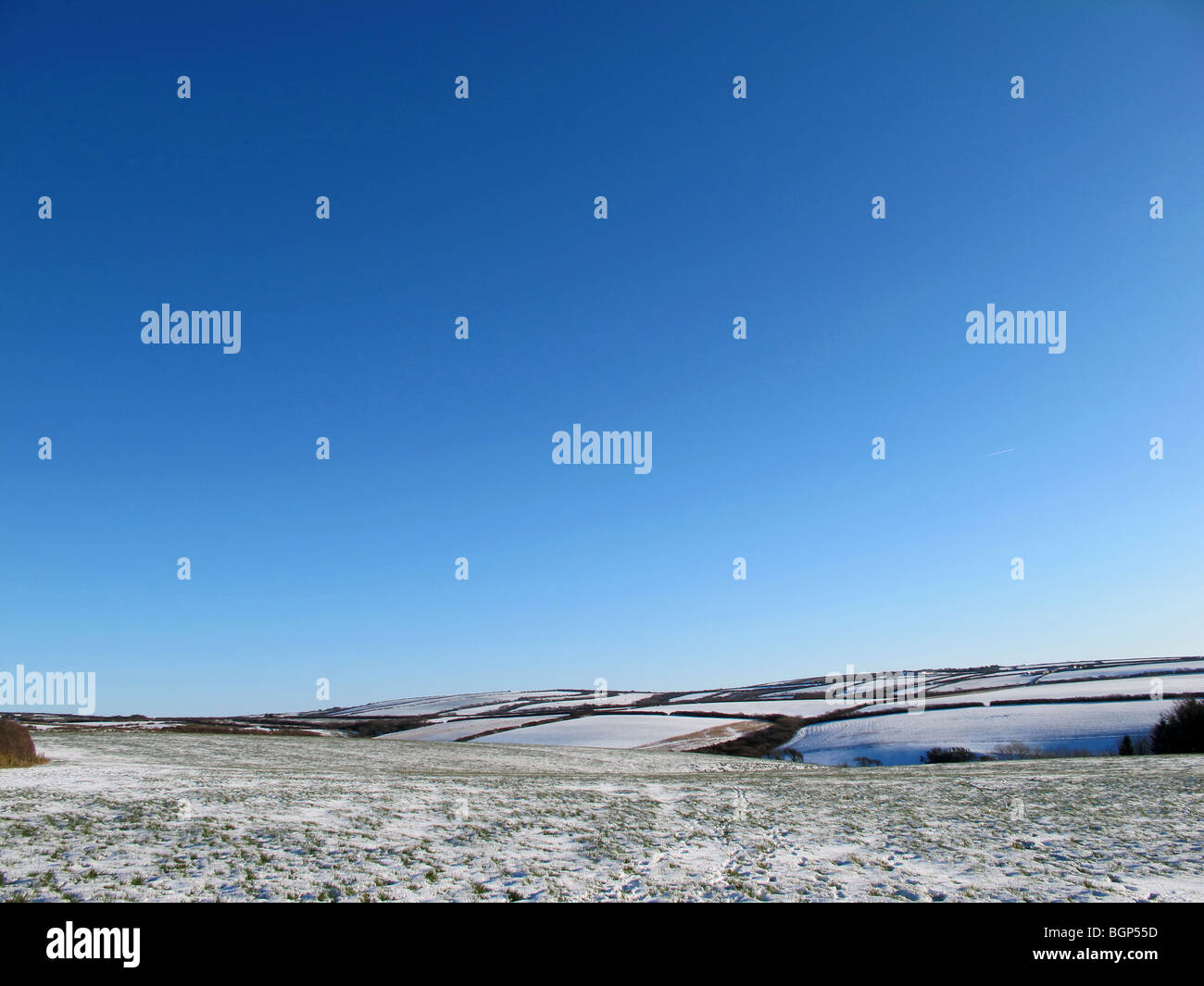 Blauer Himmel und Schneefelder in Nord-Devon-Januar 2010 Stockfoto