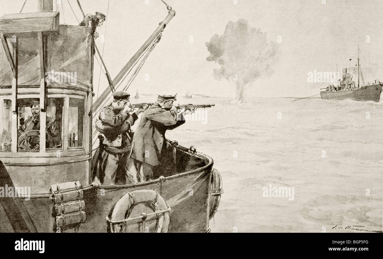 Besatzungsmitglieder auf Aufklärung Trawler verwenden Gewehre, um Feuer auf und explodieren, ein schweben mir im ersten Weltkrieg. Stockfoto