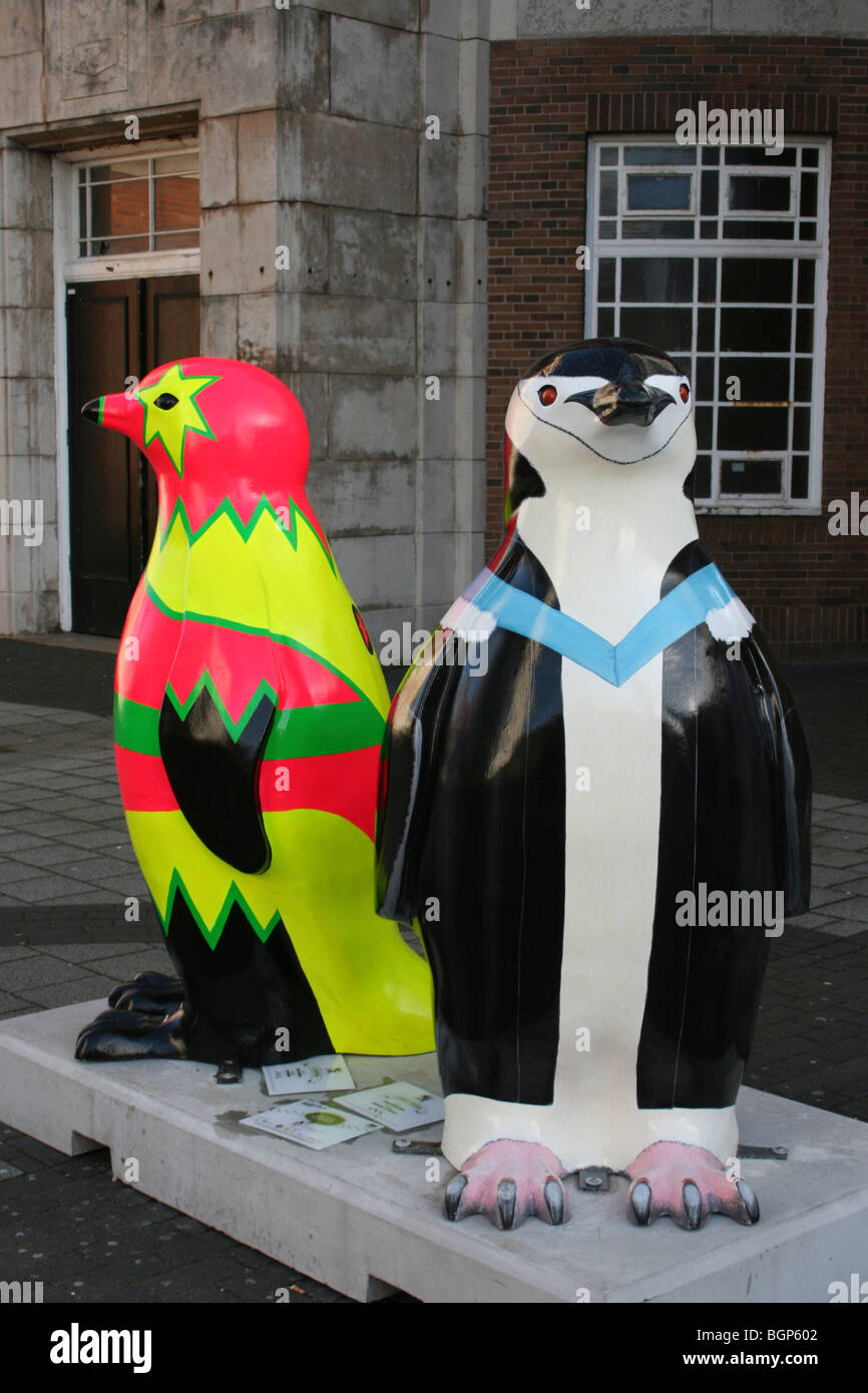 Gehen Sie Pinguine "El Luchador" & "Student Pinguin" außen Liverpool University Zunft der Studenten, UK Stockfoto