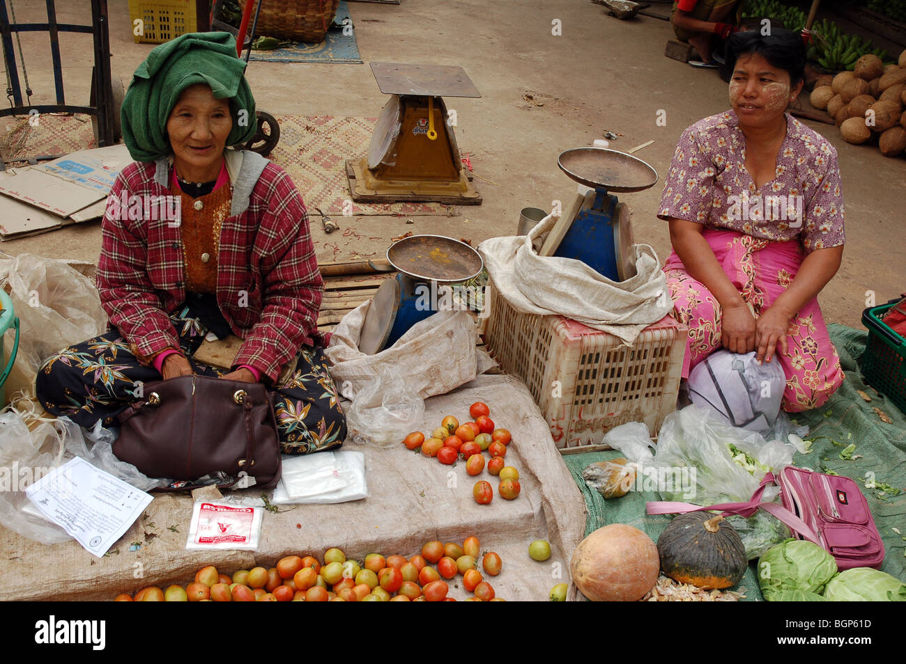 Burmesen in den Märkten von Tachileik, MYANMAR Stockfoto