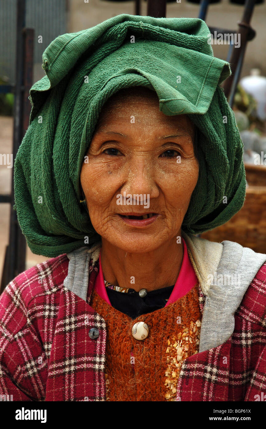 Burmesen in den Märkten von Tachileik, MYANMAR Stockfoto