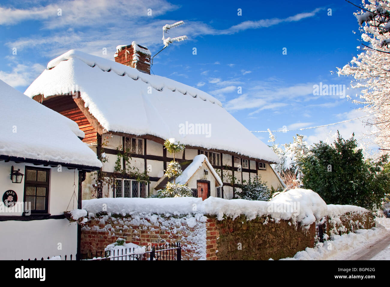 Ein Schnee überdachten Hütte in Thakeham Dorf West Sussex England Great Britain UK 2010 Stockfoto