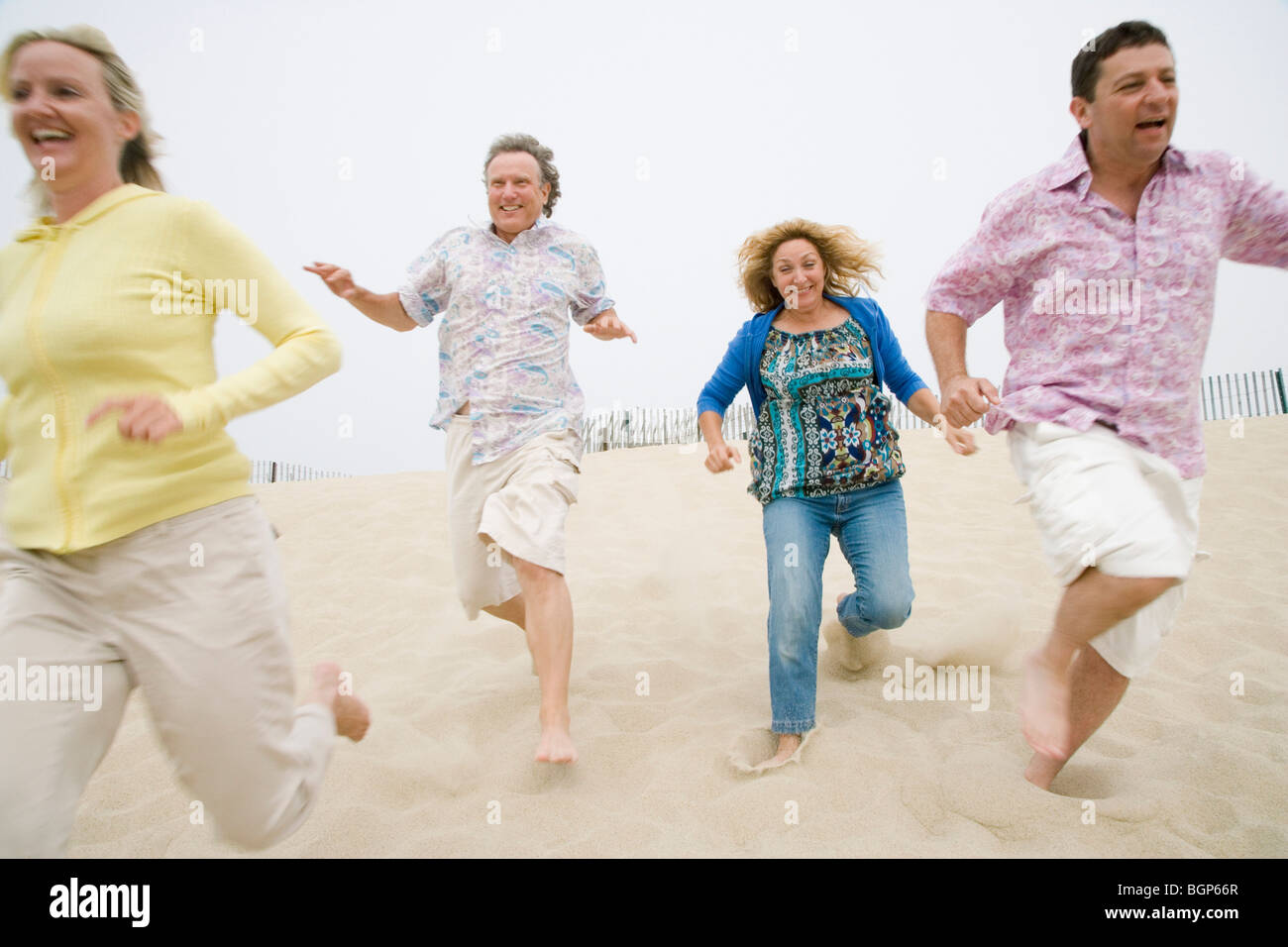 Zwei Paare am Strand Stockfoto