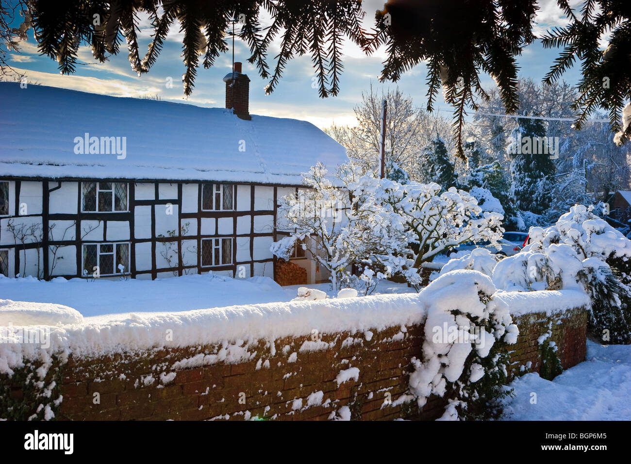 Ein Schnee überdachten Hütte in Thakeham Dorf West Sussex England Great Britain UK 2010 Stockfoto