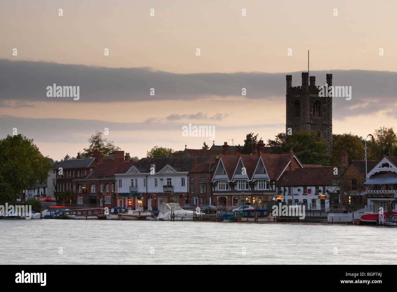 Henley auf Themse und Themse in der Abenddämmerung, Oxfordshire, Vereinigtes Königreich Stockfoto