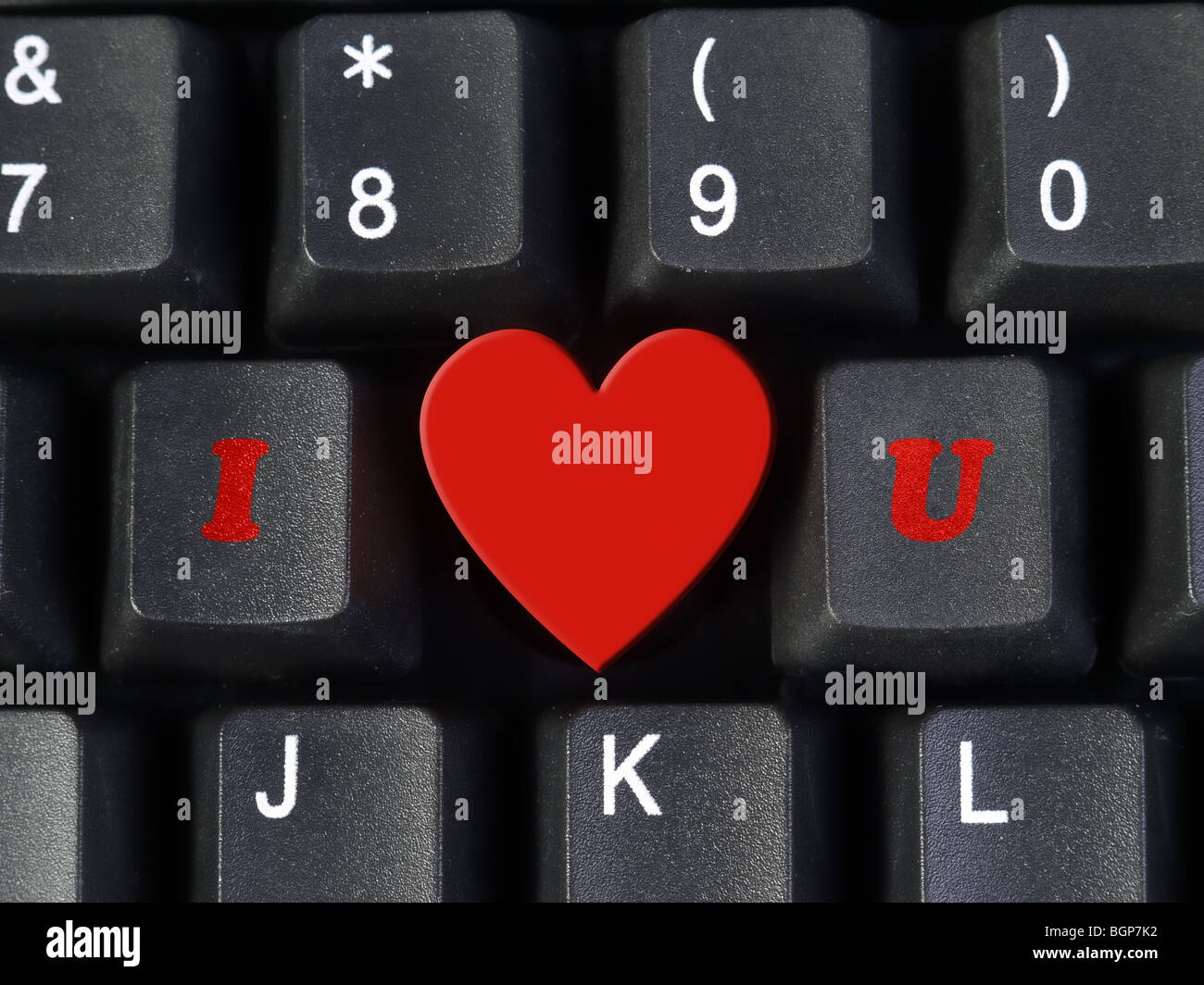 Ich liebe dich Akronym arrangiert von Computer-Tastatur-Tasten I und U mit Herzform, die Liebe Wort darstellt Stockfoto